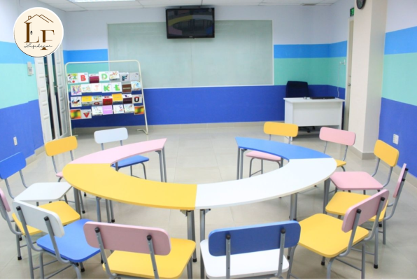 bàn ghế decor phòng học nhóm phong cách